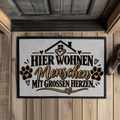 Fußmatte „Hier wohnen Menschen mit großen Herzen“ mit Pfoten