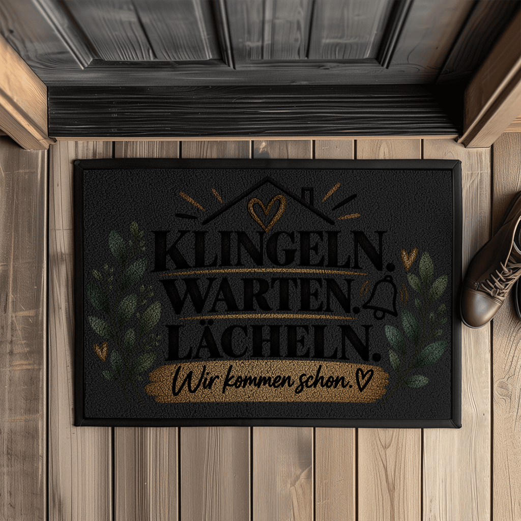 Fußmatte „Klingeln. Warten. Lächeln. Wir kommen schon.“ mit Gummirand