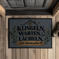 Fußmatte „Klingeln. Warten. Lächeln. Wir kommen schon.“ mit Gummirand