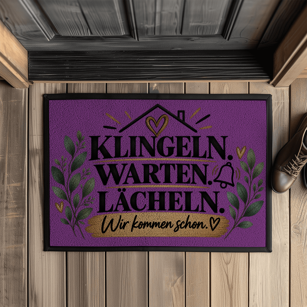 Fußmatte „Klingeln. Warten. Lächeln. Wir kommen schon.“ mit Gummirand
