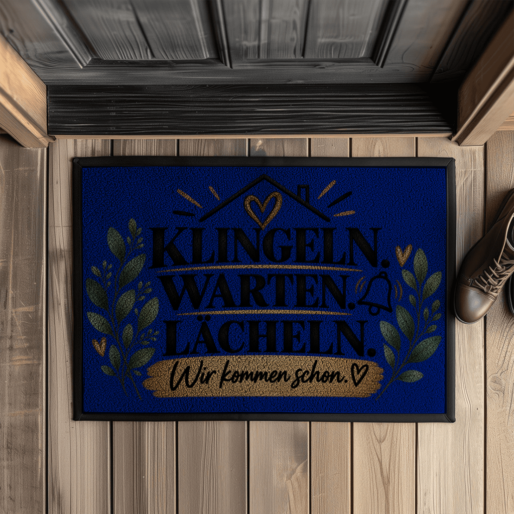 Fußmatte „Klingeln. Warten. Lächeln. Wir kommen schon.“ mit Gummirand