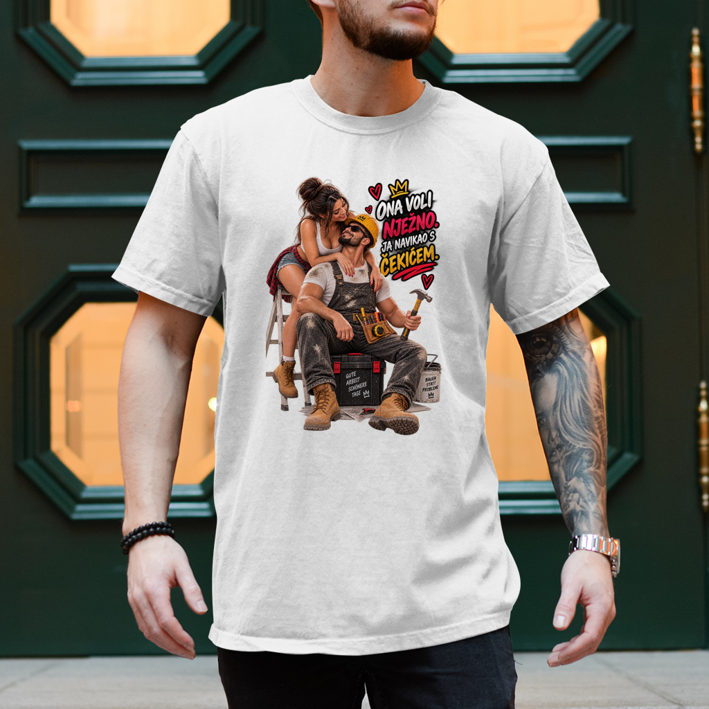 Herren T-Shirt Bauarbeiter – Ona voli nježno, ja navikao s čekićem