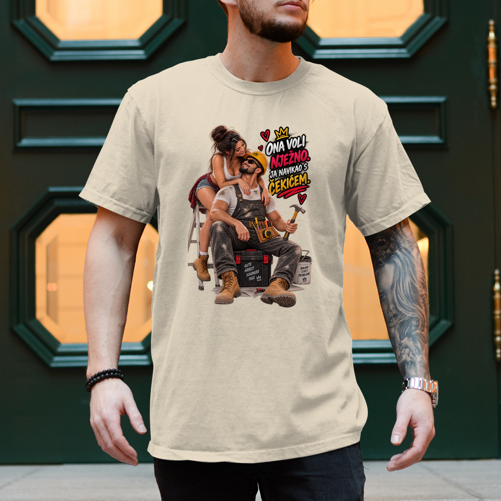 Herren T-Shirt Bauarbeiter – Ona voli nježno, ja navikao s čekićem