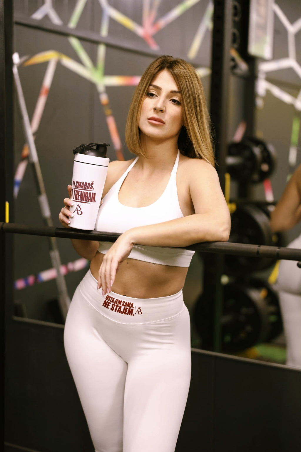 Aldina Beširević – Ženske Scrunch Leggings „Ostajem sama, ne stajem!“ | Official Collection