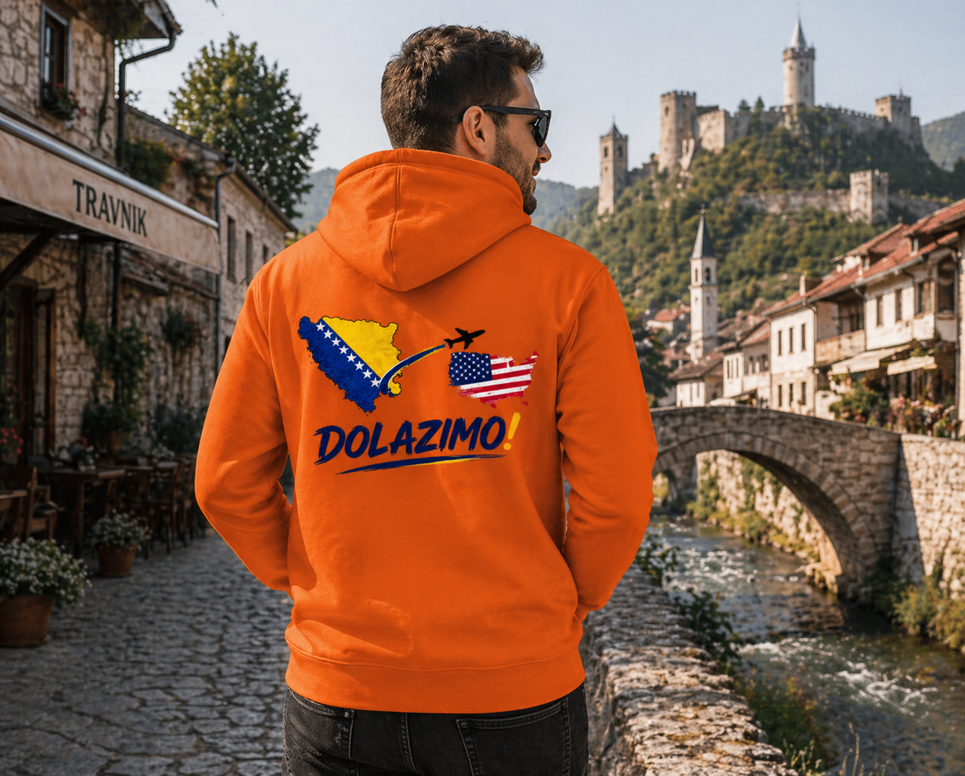 Muški premium organski duks s kapuljačom – Dolazi Bosna | Print na leđima
