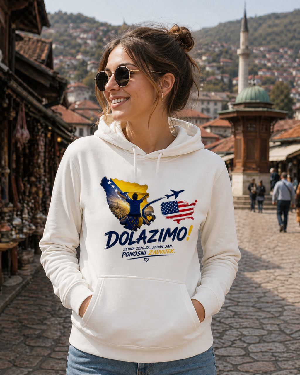 Ženska Premium Organska Majica s kapuljačom – Dolazi Bosna Ponosna | Print na prednjoj strani