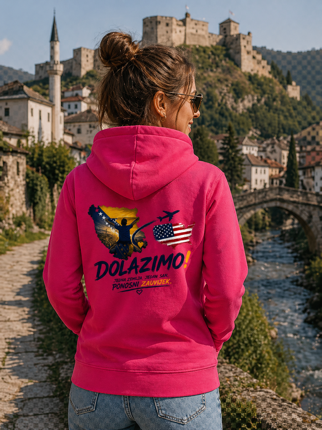 Ženski Premium organski duks – Dolazi Bosna Ponosna | Print na leđima